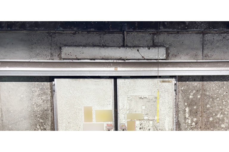 施工前の壁面のカビ