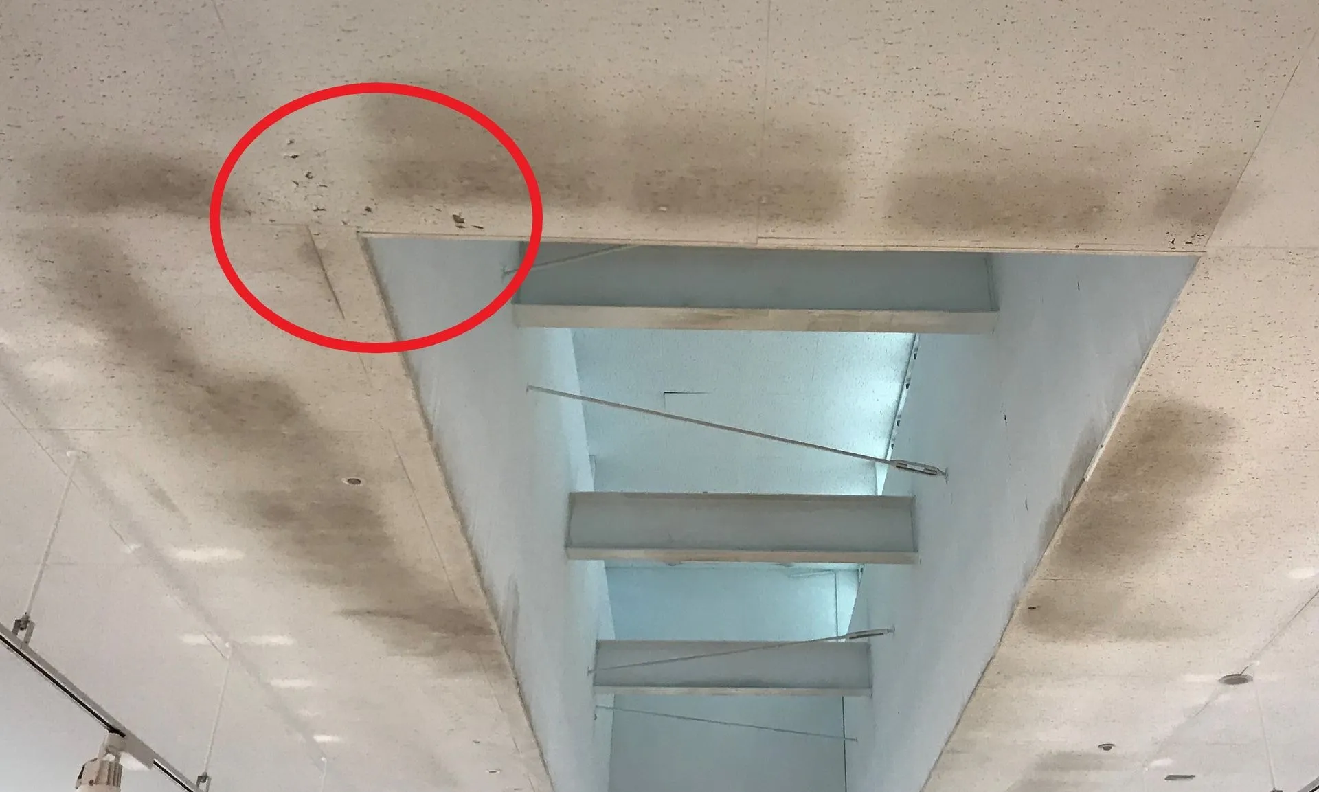 吹抜け周りの剥がれ