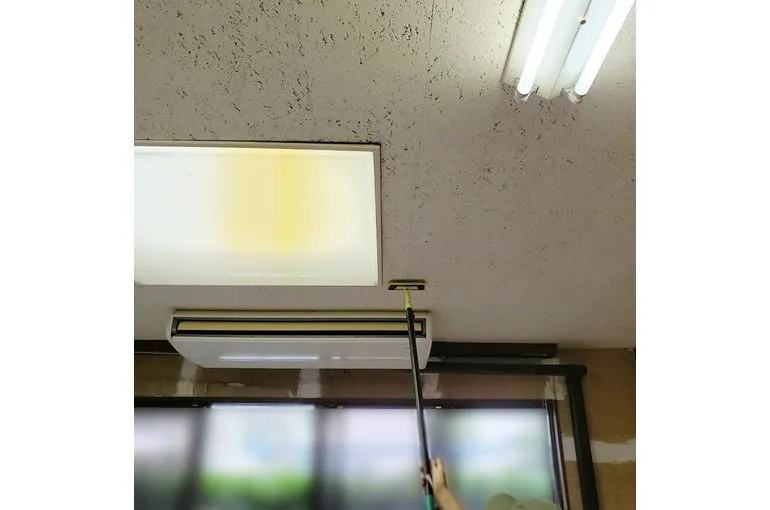 天井の除カビ作業