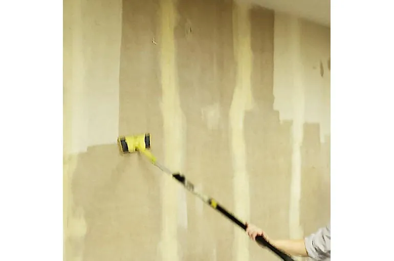 壁面の除カビ・殺菌作業